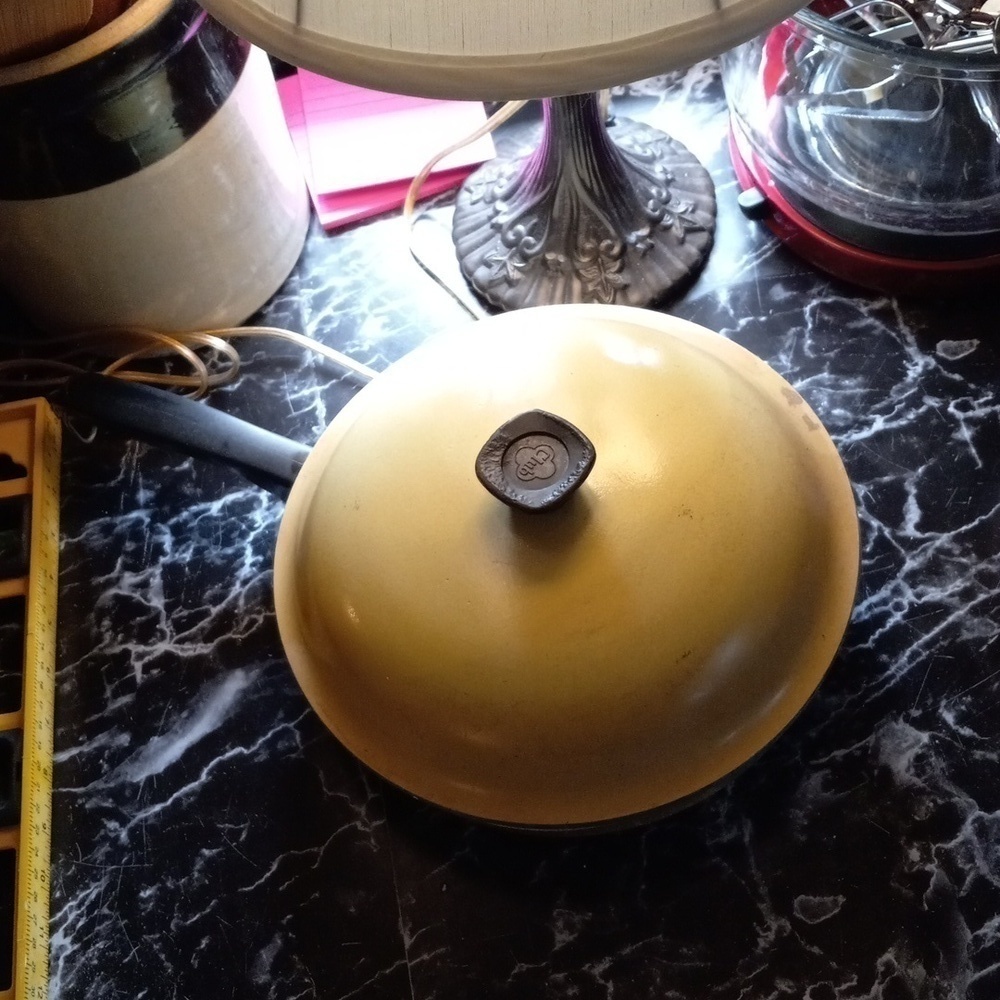 Vintage 1970s harvest gold Club 10" frying pan skillet